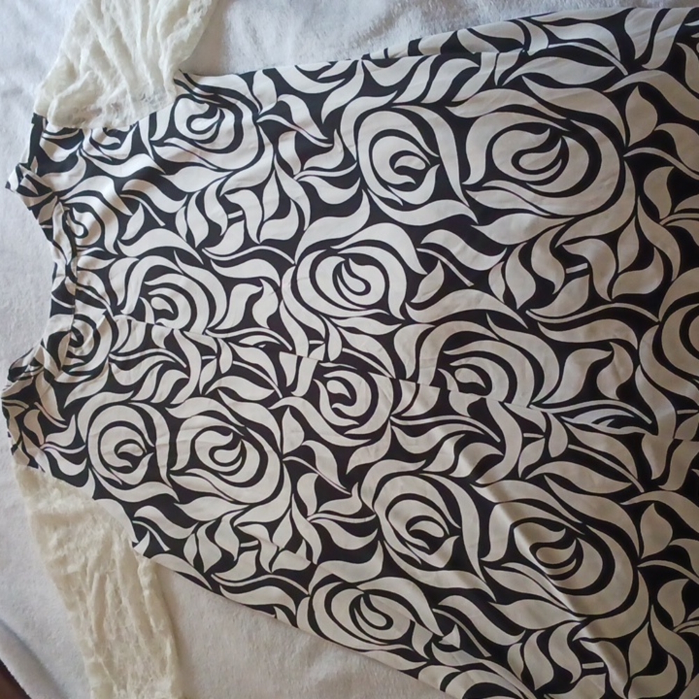 Fun dress with lacy sleeves